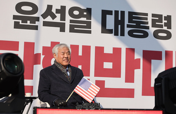 [포토] 탄핵반대 국민대회 연단 오른 전광훈 목사