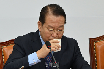 [포토] 물 마시는 권영세 국민의힘 비상대책위원장