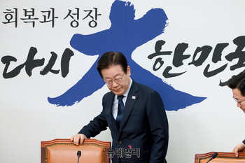 [포토] 회의 참석하는 이재명 더불어민주당 대표