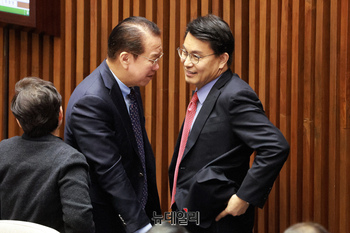 [포토] 대화 나누는 권영세·윤상현