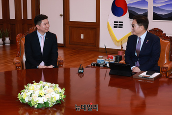 [포토] 환담 나누는 우원식 국회의장과 유승민 체육회장 당선인