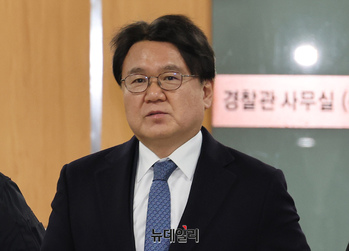 [포토] '울산시장 선거개입' 항소심 선고 출석하는 황운하 혁신당 의원