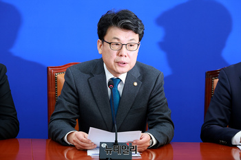 [포토] 원내대책회의서 발언하는 진성준 정책위의장