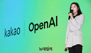 [포토] '오픈AI 전략적 제휴' 발표하는 정신아 카카오 대표 