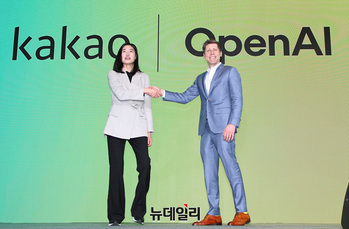 [포토] 손 잡은 정신아 카카오 대표-샘 올트먼 오픈AI 대표