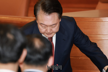 [포토] 헌법재판소 대심판정 입장하는 윤석열 대통령