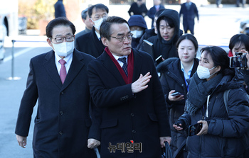 [포토] 헌재 향하는 피청구인 측 변호인단