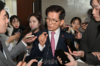 [포토] 김문수 장관 "조기 대선 출마 생각한 것 없다"