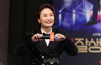 [포토] '잘생긴트롯' 소개하는 박경림 