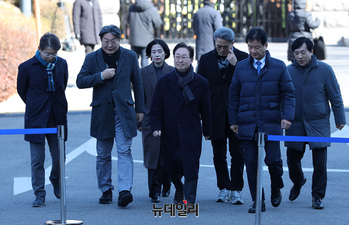 [포토] 헌재 향하는 윤석열 대통령 탄핵소추위원단