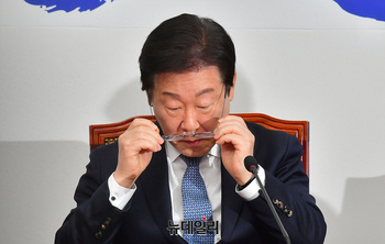 [포토] 안경 고쳐 쓰는 이재명 더불어민주당 대표