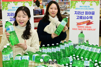 [포토] 농협 하나로마트, 봄에만 맛볼 수 있는 '고로쇠 수액' 판매