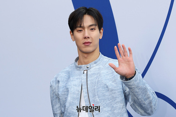 [영상] 서울패션위크 2025, 계단 내려오는 몬스타엑스 셔누