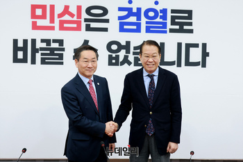 [포토] 악수 나누는 권영세·유정복