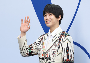 [영상] 서울패션위크 블루카펫 내려오는 일본 배우 '모토지마 준세이'