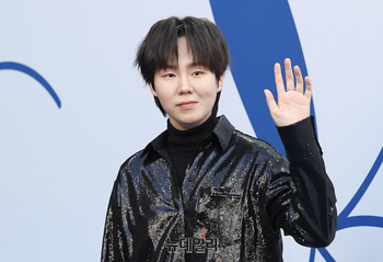 [영상] 서울패션위크, 계단내려오는 가수 아일