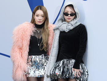 [영상] 카드 전소민-전지우, 최강한파에 짧은치마