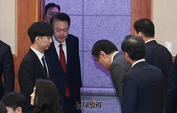 [포토] 심판정 입장하는 윤석열 대통령 