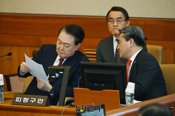 [포토] 자료 확인하는 윤석열 대통령 