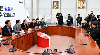 [포토] 여객기 참사 유가족 면담하는 국민의힘 지도부