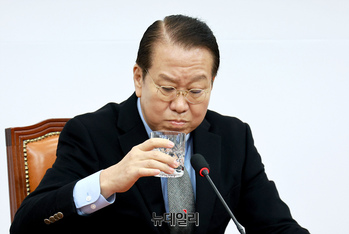 [포토] 물 마시는 권영세 국민의힘 비대위원장