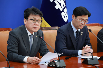 [포토] 정책조정회의서 발언하는 진성준