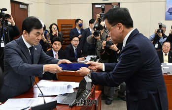 [포토] 선서문 제출하는 최상목 대통령 권한대행