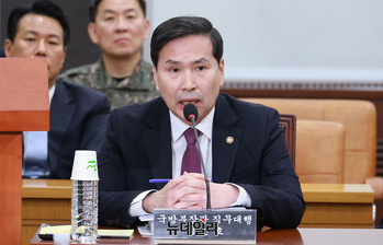 [포토] 답변하는 김선호 국방부 장관직무 대행