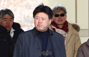 [포토] '이재명 측근' 김용...2심서 징역5년 법정구속