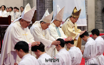 [포토] 2025년 천주교 서울대교구 부제 서품식, 안수받는 부제 수품자들