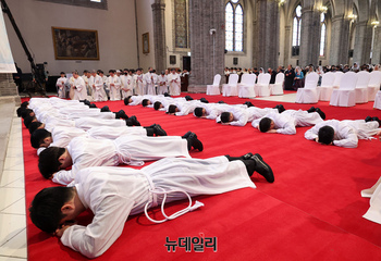 [포토] 부복기도 올리는 부제 수품자