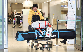 [포토] 스키와 함께 귀국하는 김영미 대장