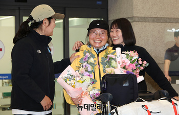 [포토] 꽃다발 선물받는 노스페이스 애슬리트팀 소속 김영미 대장 