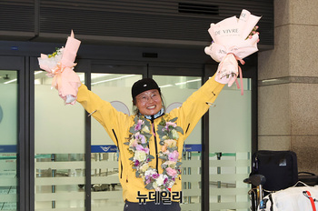 [포토] 꽃다발 들고 만세하는 김영미 대장 