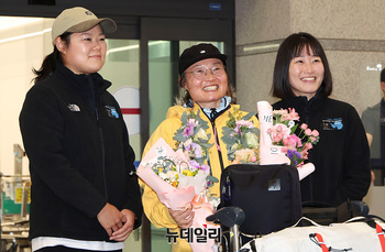 [포토] 남극서 귀국하며 기념촬영 하는 김영미 대장
