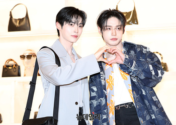 [영상] 팬몰고 온 제로베이스원 성한빈, 김지웅 "리뉴얼 스토어 구경왔어요"