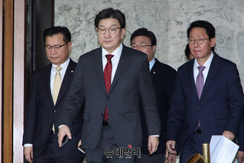 [포토] 원내대책회의 참석하는 권성동 원내대표 