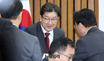 [포토] 인사 나누는 권성동 원내대표 