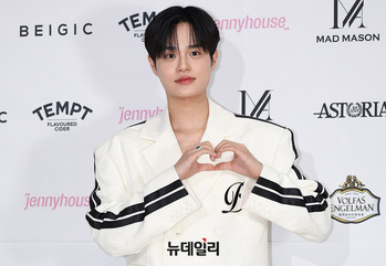 [영상] AB6IX 이대휘, 무대복장 손하트