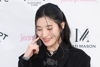 [영상] 서울패션위크 포토월 선 가수 배우 박시연