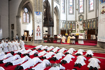[포토] 기도하는 사제 서품 예정자들