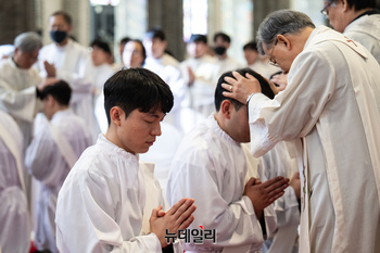 [포토] 안수기도 받는 신임 사제들