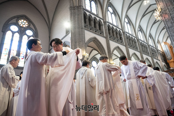 [포토] 제의 수여받는 신임 사제들