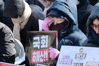 [포토] 눈물 흘리는 세이브코리아 국가비상기도회 참석자