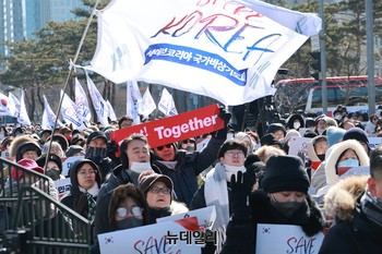 [포토] 탄핵 기각 촉구 기도하는 세이브코리아 참가자들