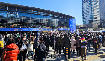 [포토] '탄핵반대' 부산역 광장 모인 지지자들