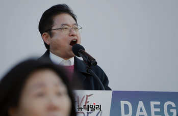 [포토] 이철우 경북지사, 박정희광장서 열린 세이브코리아 비상기도회 참석