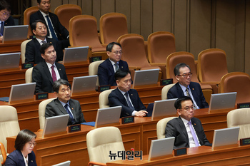 [포토] 이재명 교섭단체 대표연설 지켜보는 최상목 권한대행