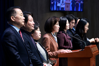 [포토] 나경원, 국회 정상화 촉구 기자회견