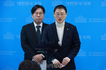 [포토] 기자들의 질문에 답하는 김상욱 국민의힘 의원